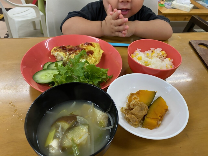 子ども食堂での食事の様子