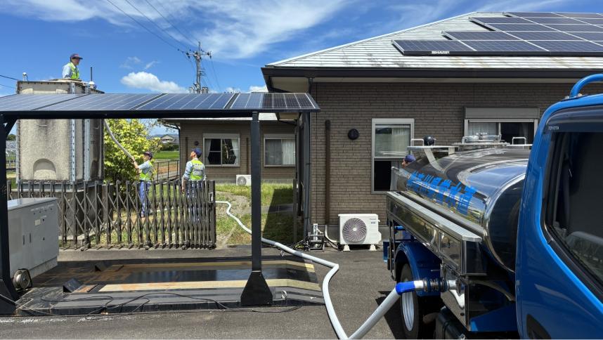 加圧給水車から老人ホームのタンクへ給水している状況