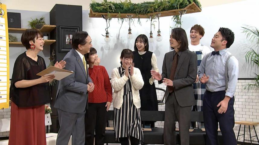 スタジオにて、出演者たちの歓談シーン