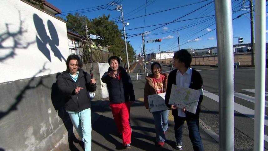 スタジオにて、スーパーロケット体験をする司会の田崎日加理さんとウッズ一郎リポーター