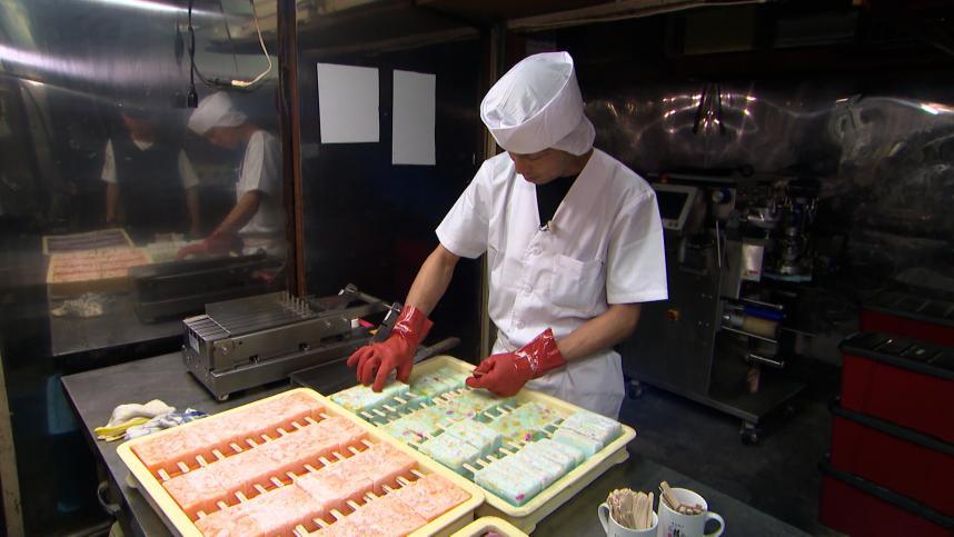 三秀堂の加藤店主_くずバーの作業