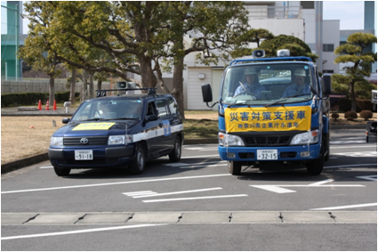 写真：被災地へ出発する車両