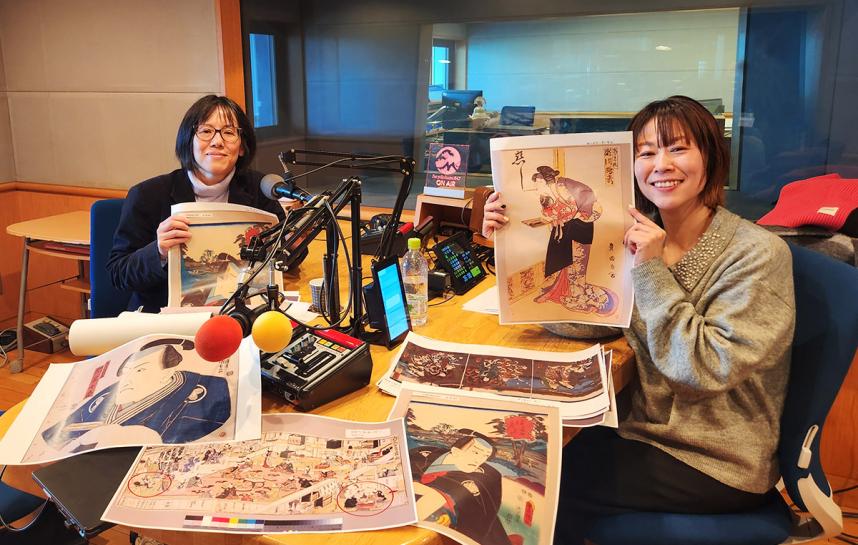 右からパーソナリティの金子さん、県立歴史博物館の桑山さん