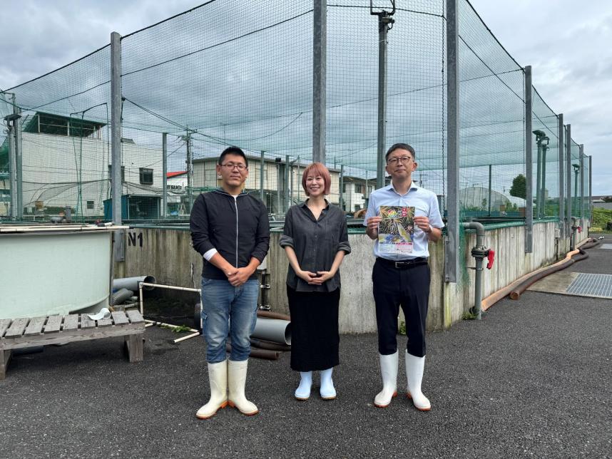 あつぎ鮎種苗センターにて右から厚木市役所小池さんと金子パーソナリティと同センター田辺さん