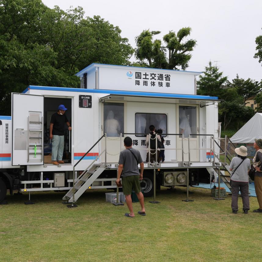 降雨体験車写真