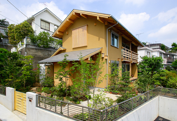 近くの山の木で建てる家　外観