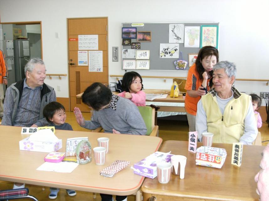 高齢者と子ども達の触れあいの写真