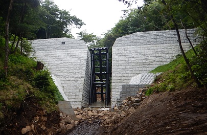 小田原市宮沢川に完成した砂防堰堤