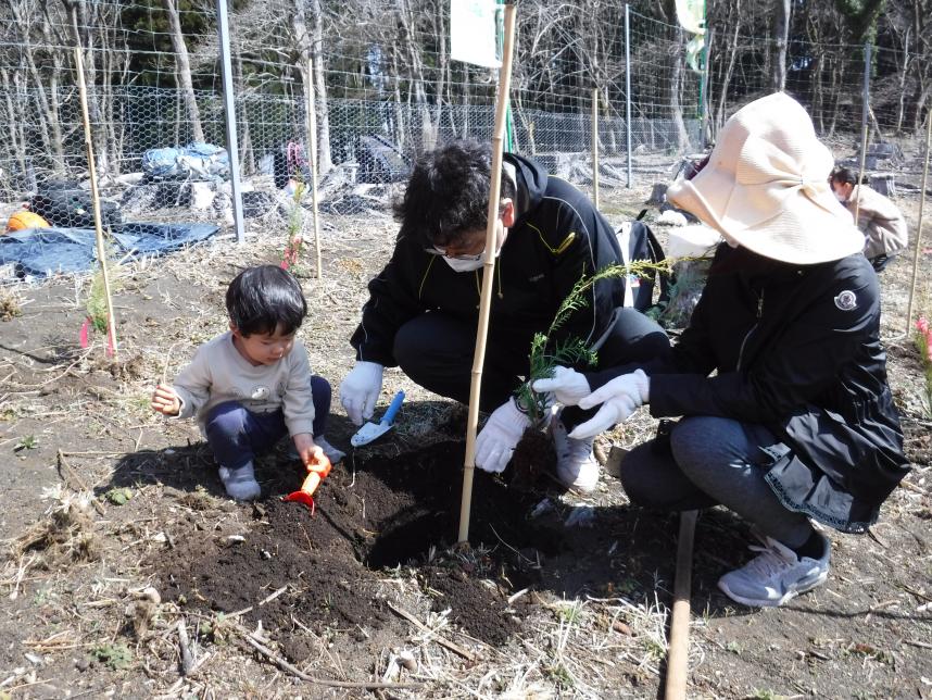 植樹の様子（親子）