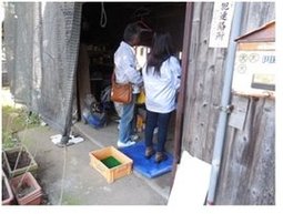 牛舎出入り口に立ち入りを制限する看板と消毒槽、消毒マットが設置されている