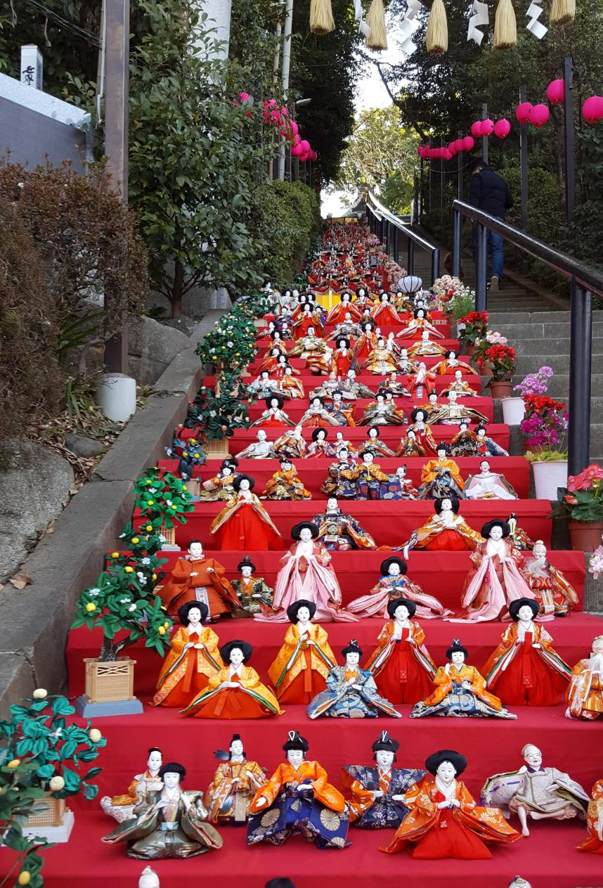 座間神社のひな祭り（石段のひな人形）