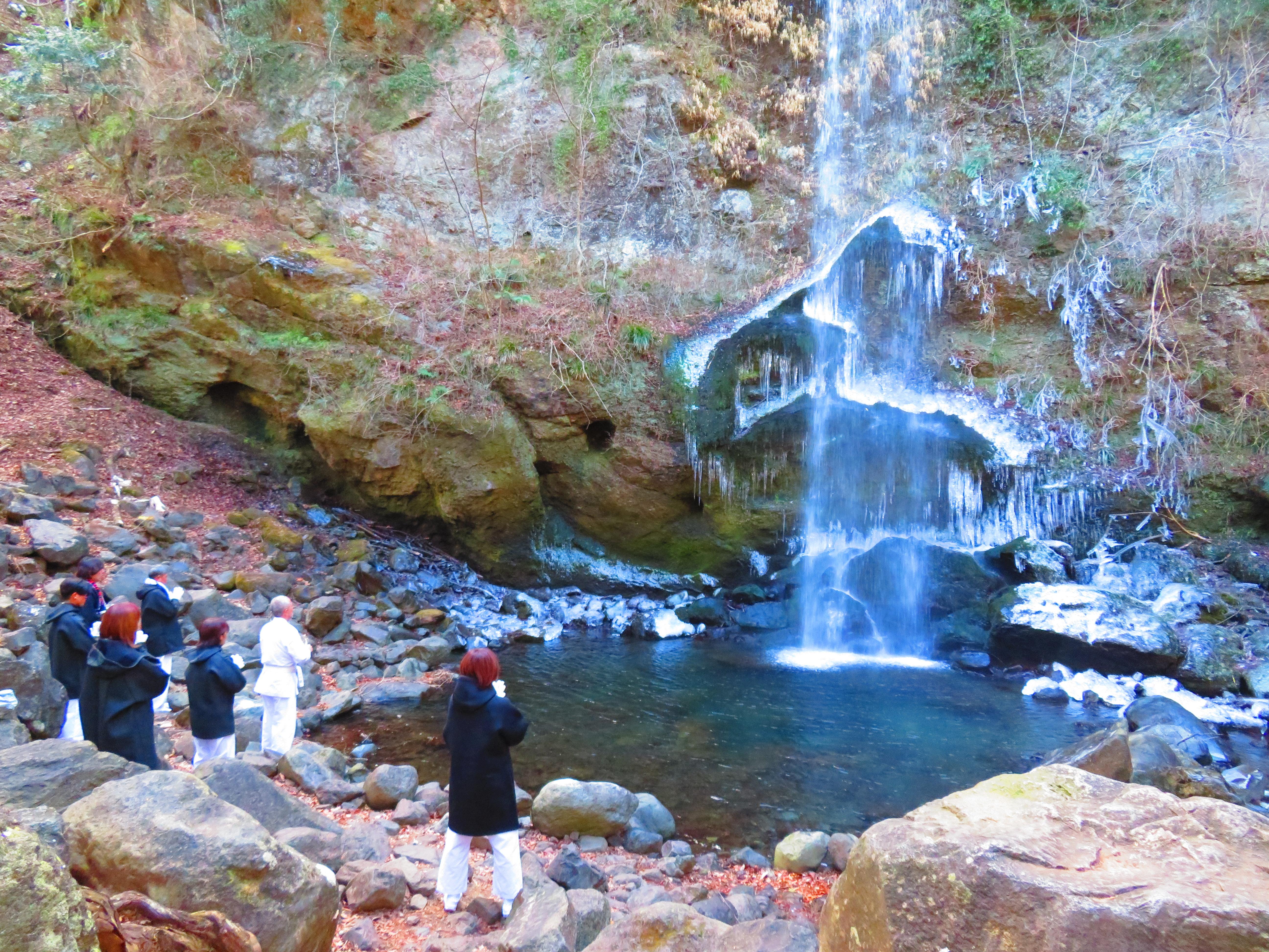白龍に滝行の前の祈祷