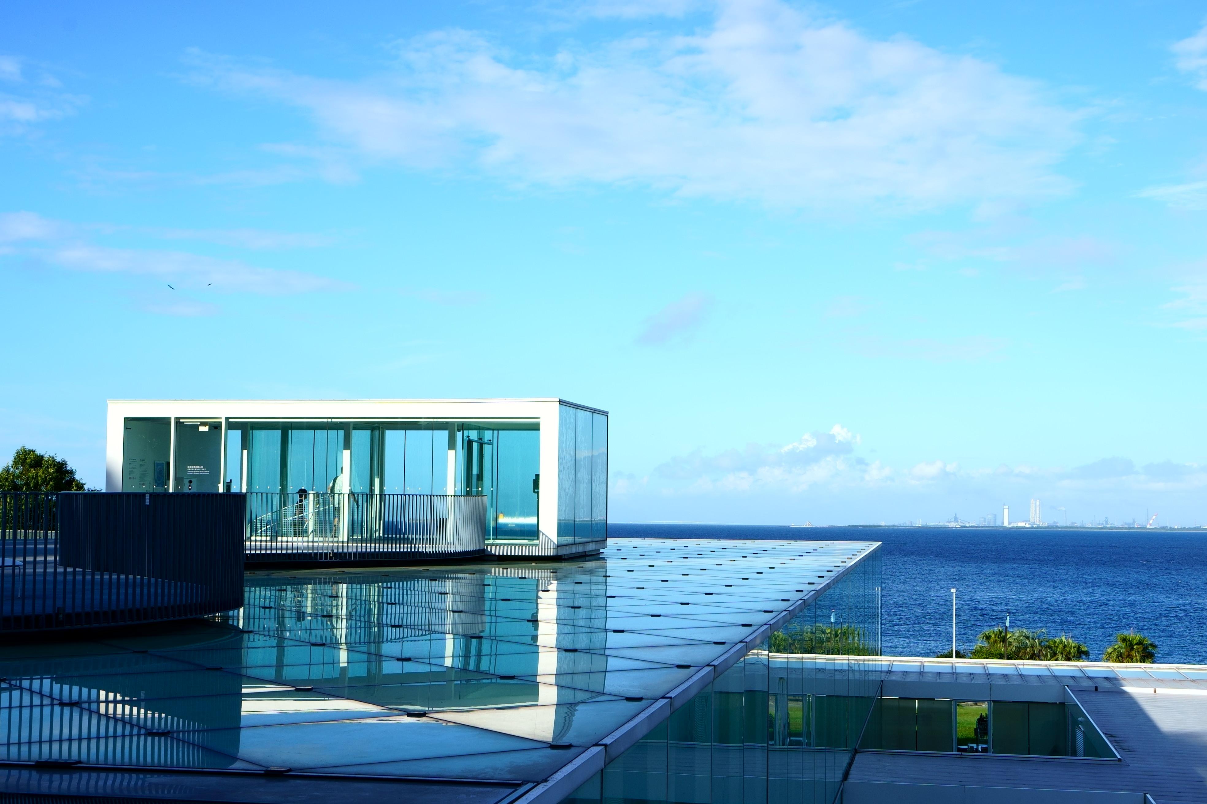 横須賀の美術館から続く海と空