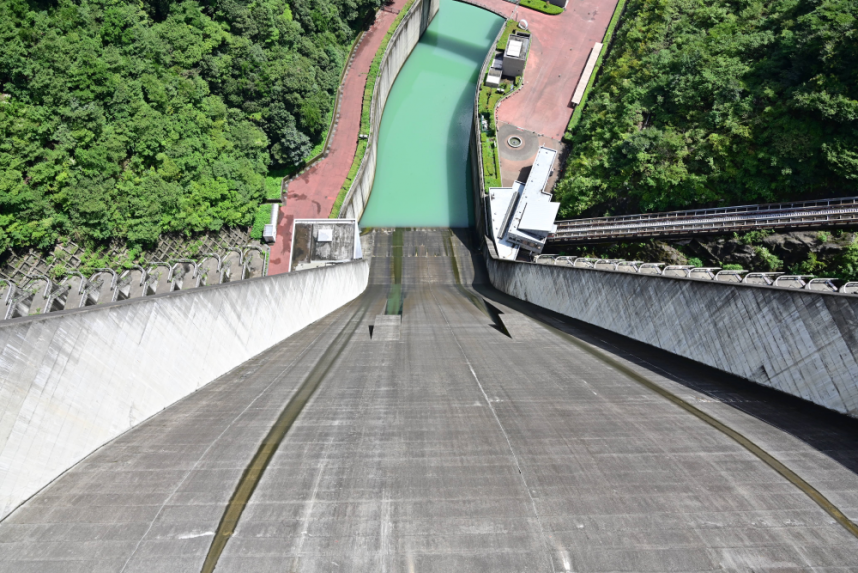 ダム直下の風景