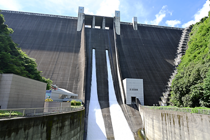 宮ヶ瀬ダムの観光放流4