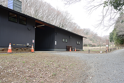 作業小屋裏手の様子