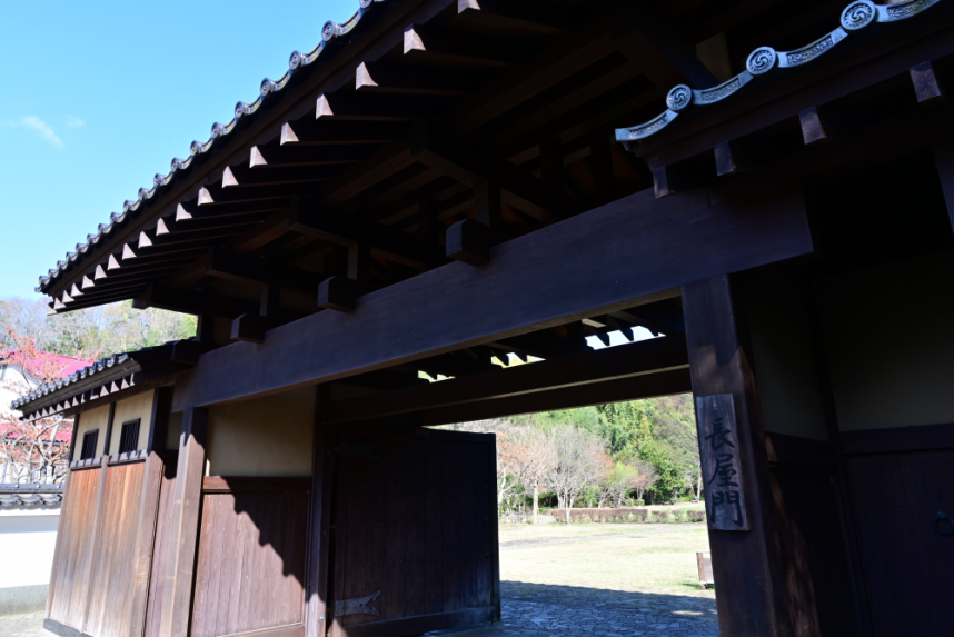 角度を変えて長屋門