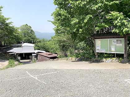 駐車場からレストランへの道