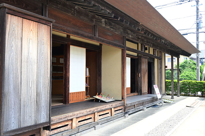 外から見た母屋の様子