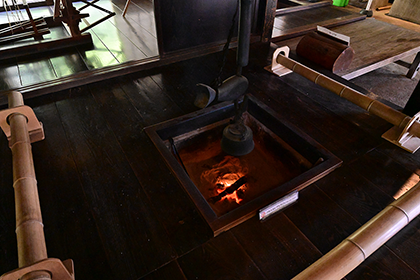 火のついた囲炉裏