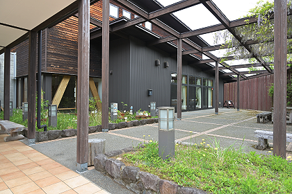 本館入り口右手の様子