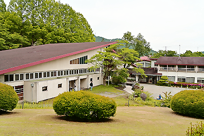 県立愛川ふれあいの村の管理棟全景
