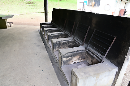 野外炊事場に用意される窯