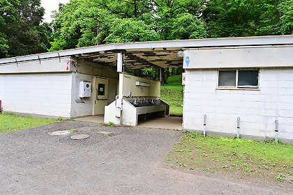 野外炊事場に隣接するトイレ外観