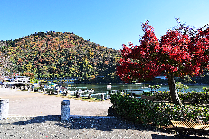 紅葉シーズンの湖畔