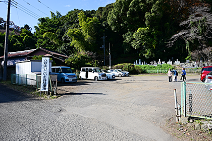 八菅神社横の駐車場