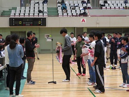 優勝カップ授与