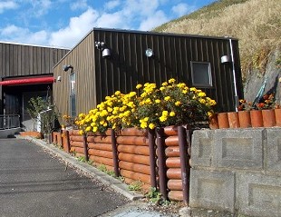 四季折々の花が植栽され、親しみある牧場景観