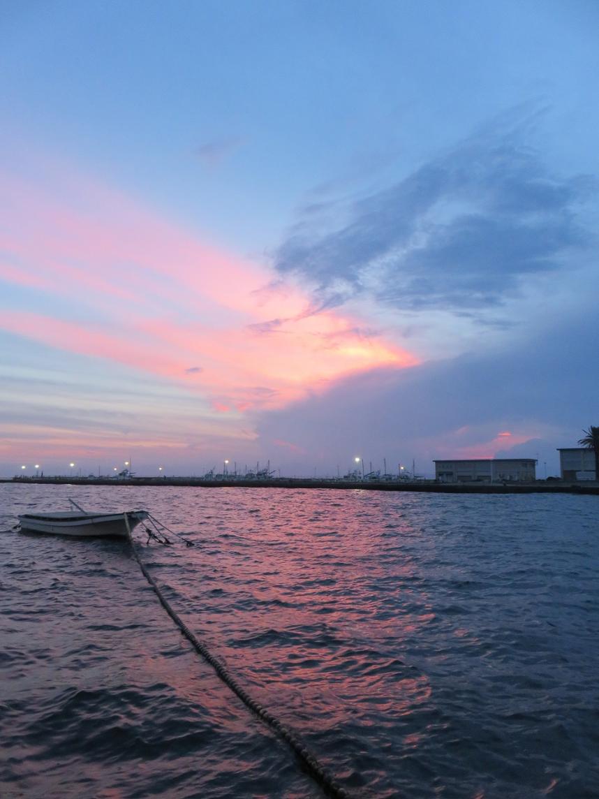 夕焼けと小船