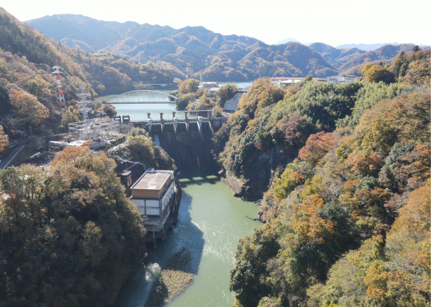 相模ダムと紅葉