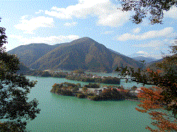 丹沢湖と橋と紅葉