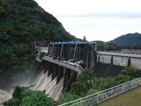 城山ダム放流状況