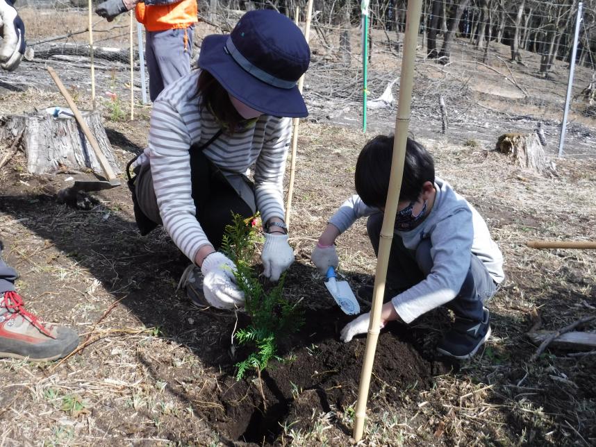 植樹の様子（親子）