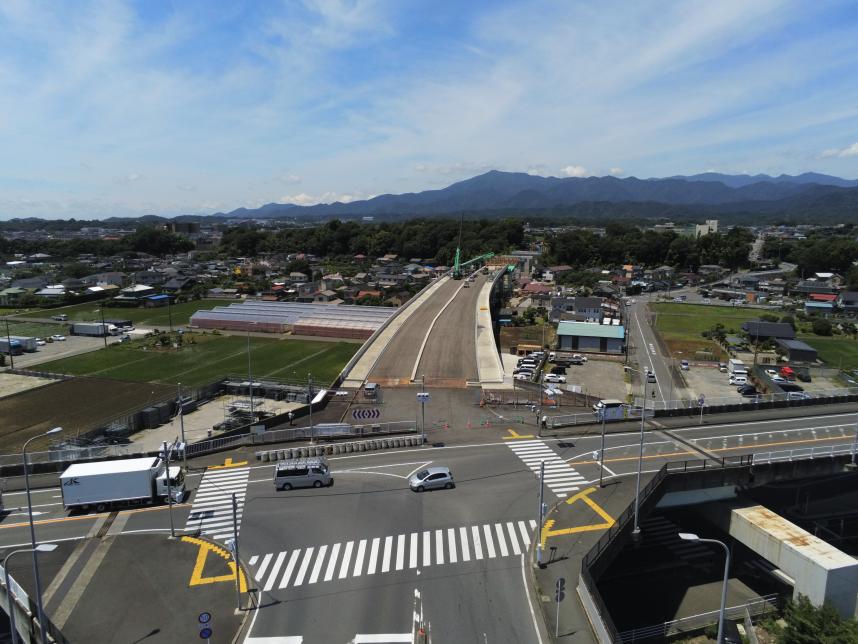 中三田陸橋交差点から高架工区を望む