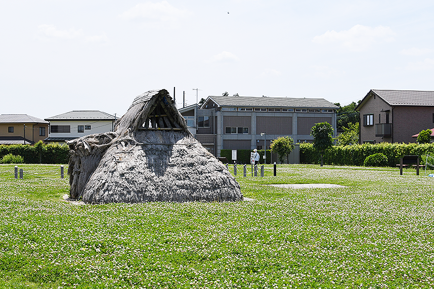 神崎遺跡側から見た資料館