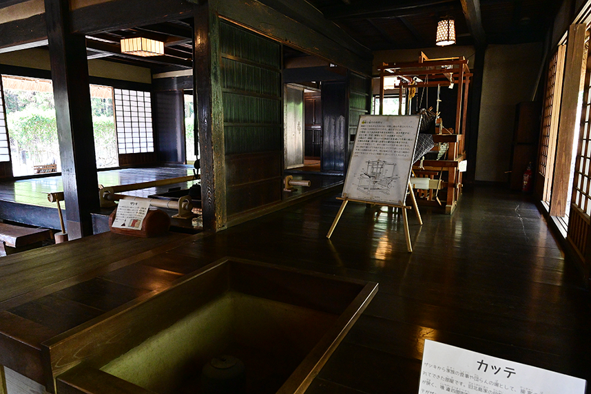 奥側から部屋を望む