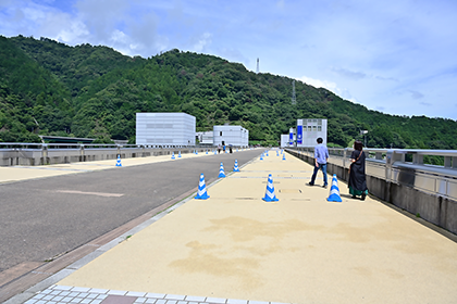 ダムの上を歩く