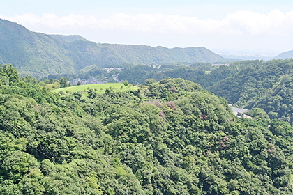 宮ヶ瀬ダムからみた「あいかわ公園」