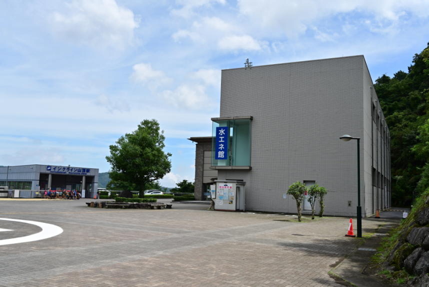 水とエネルギー館_駐車場から