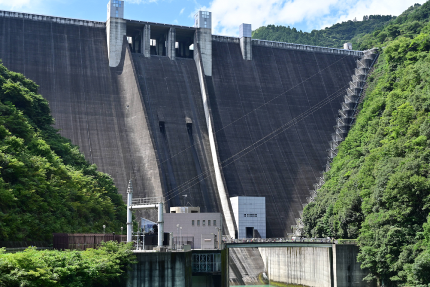 宮ヶ瀬ダムの観光放流1