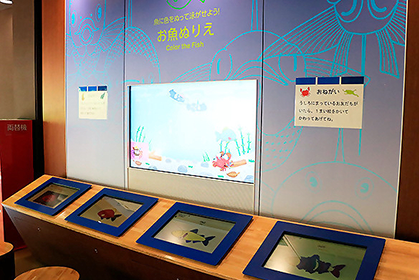 おさかな塗り絵の様子