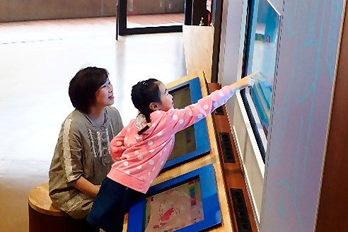 おさかな塗り絵の様子