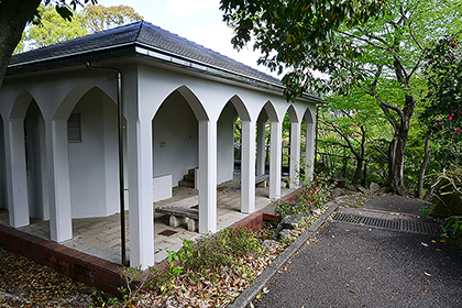 野外ステージの裏手