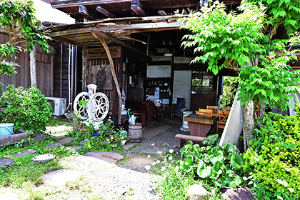 仏果堂店舗の入り口付近