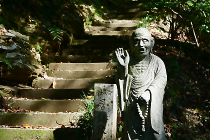 境内の参道にある羅漢像