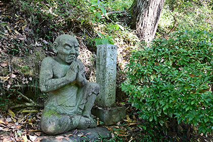 参道脇の羅漢像